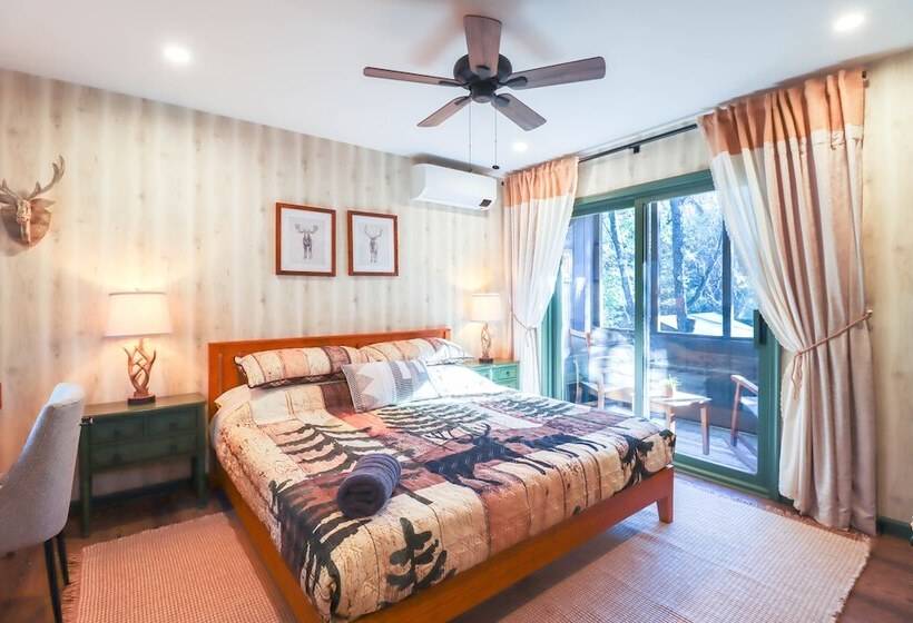 Creekside Tannersville Cabin: 2 Acres & Hot Tub!