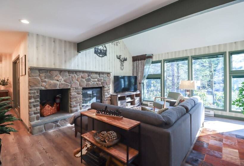 Creekside Tannersville Cabin: 2 Acres & Hot Tub!