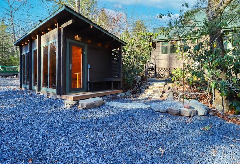 Creekside Tannersville Cabin: 2 Acres & Hot Tub!