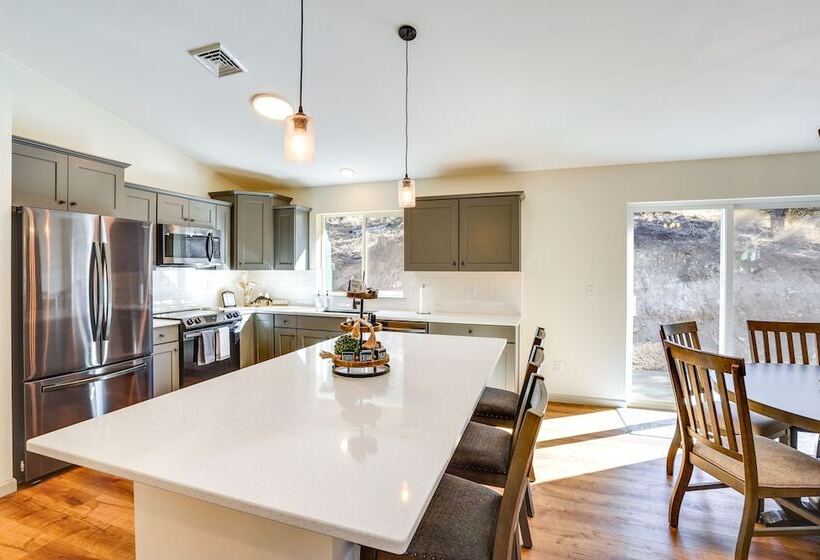 Terrebonne Home: Steps To Deschutes River!