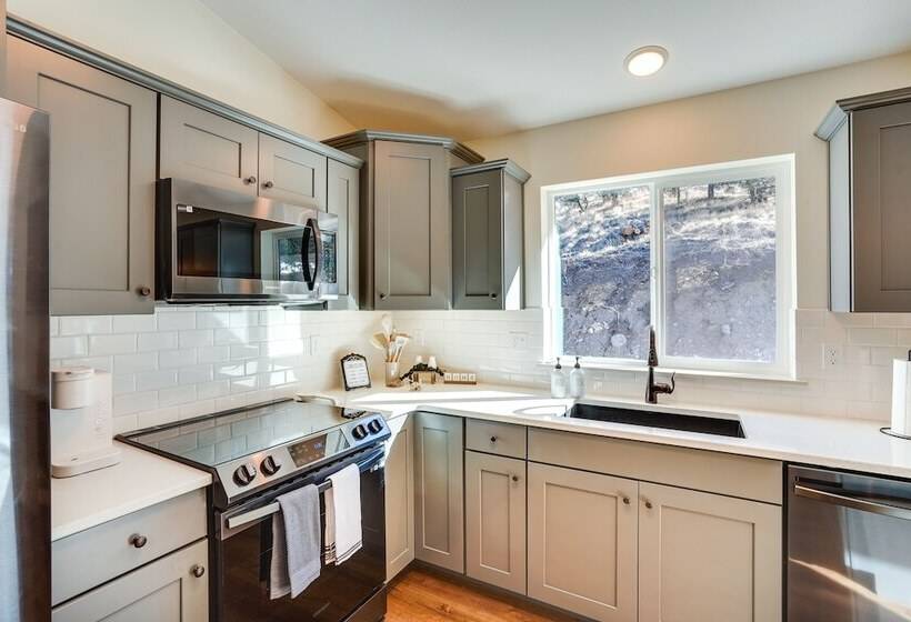 Terrebonne Home: Steps To Deschutes River!