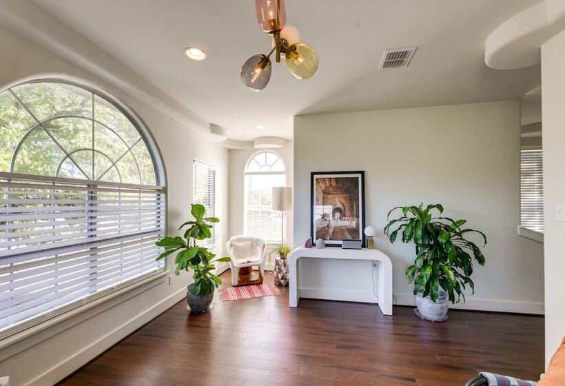 Vibrant Home W/ Patio: 5 Mi To Downtown Austin!