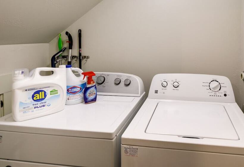 Vibrant Home W/ Patio: 5 Mi To Downtown Austin!