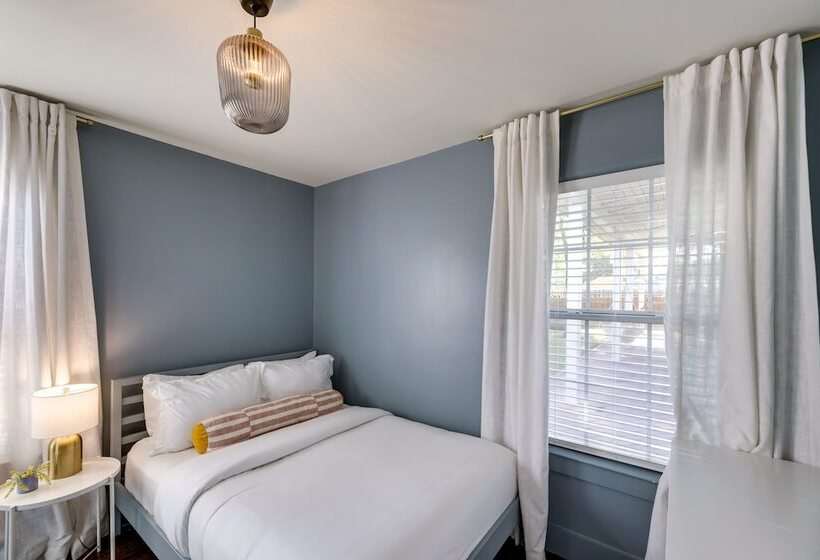 Vibrant Home W/ Patio: 5 Mi To Downtown Austin!