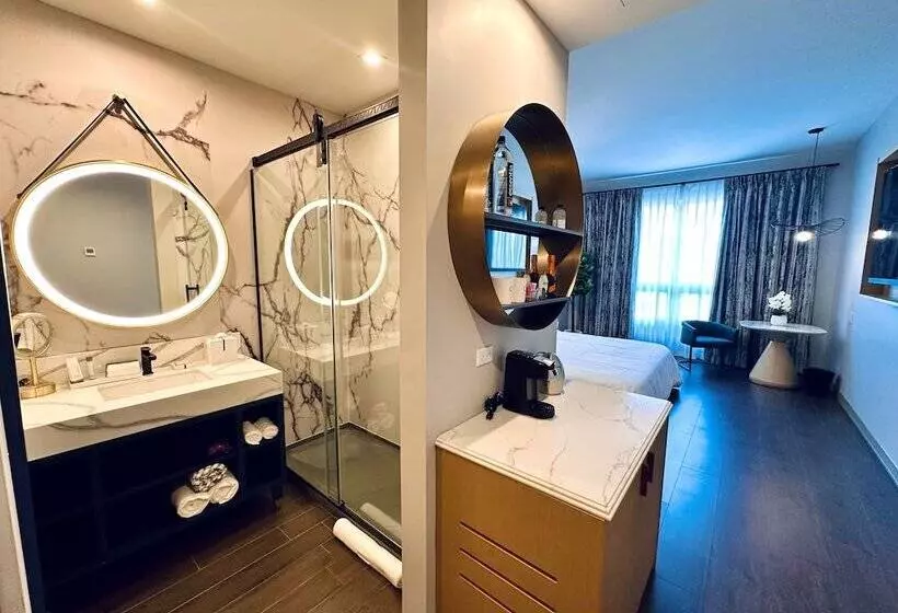 Chez Hotel Arlington Heights