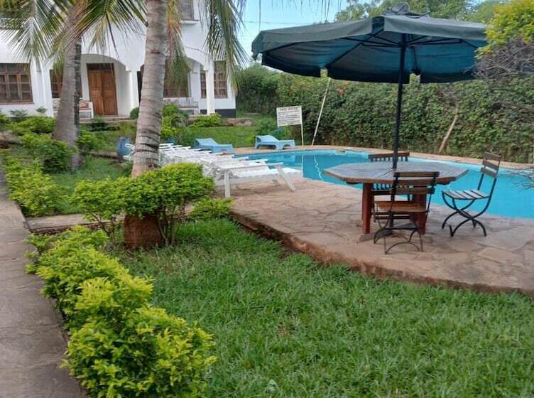 هتل Diani Breeze Villas