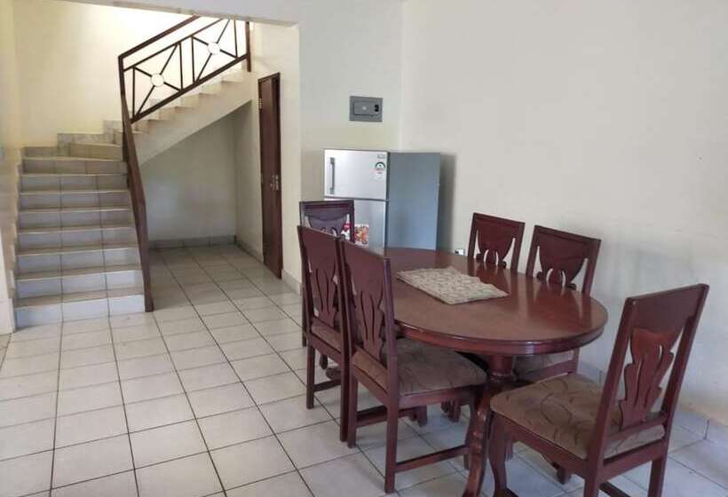 هتل Diani Breeze Villas