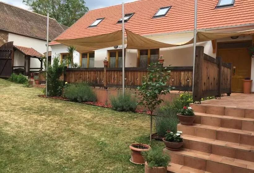 Majatalo Levendula Porta és Pajtaszínház