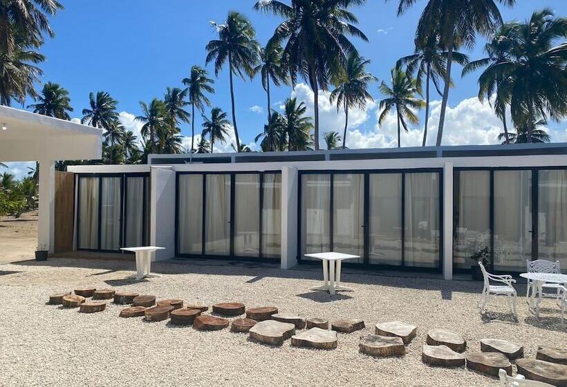 هتل The Palm Bay Club Lodge