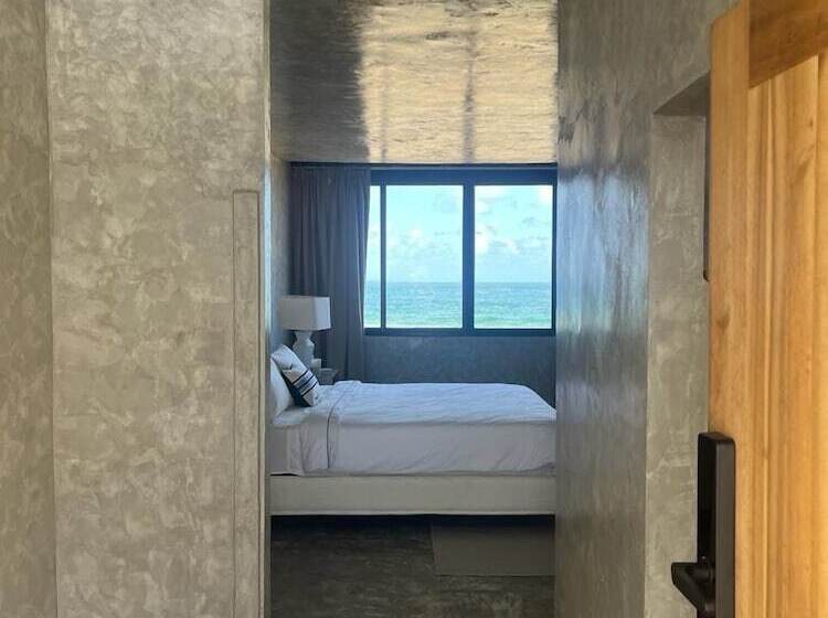 هتل The Palm Bay Club Lodge