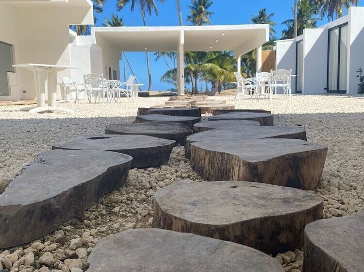 هتل The Palm Bay Club Lodge