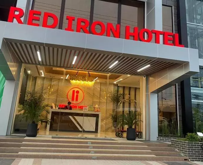 هتل Red Iron