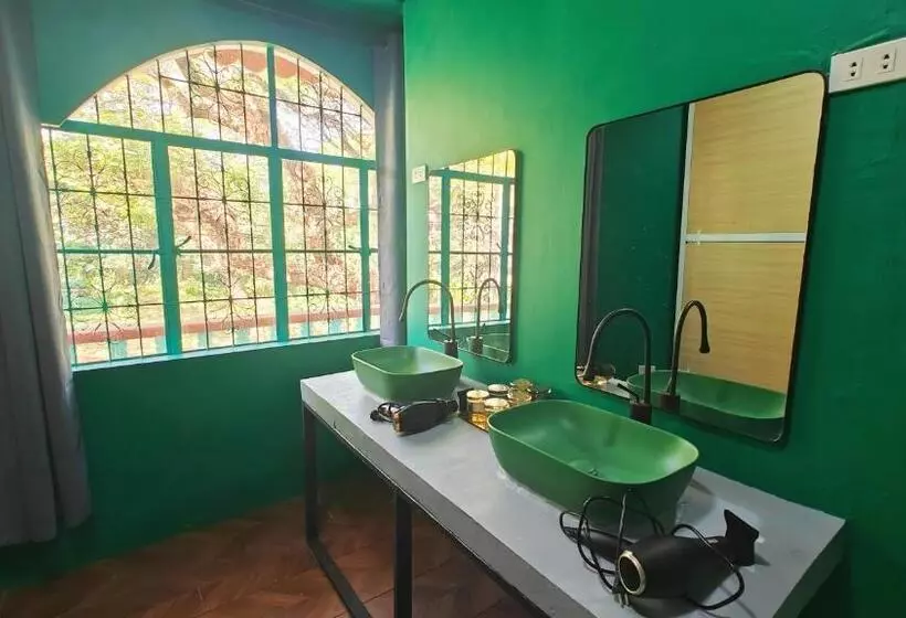 80 Bar Hostel