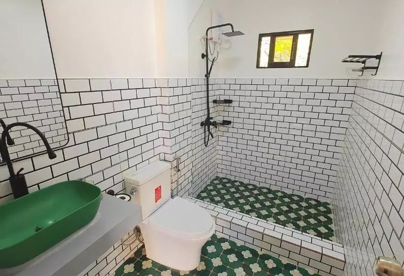 80 Bar Hostel