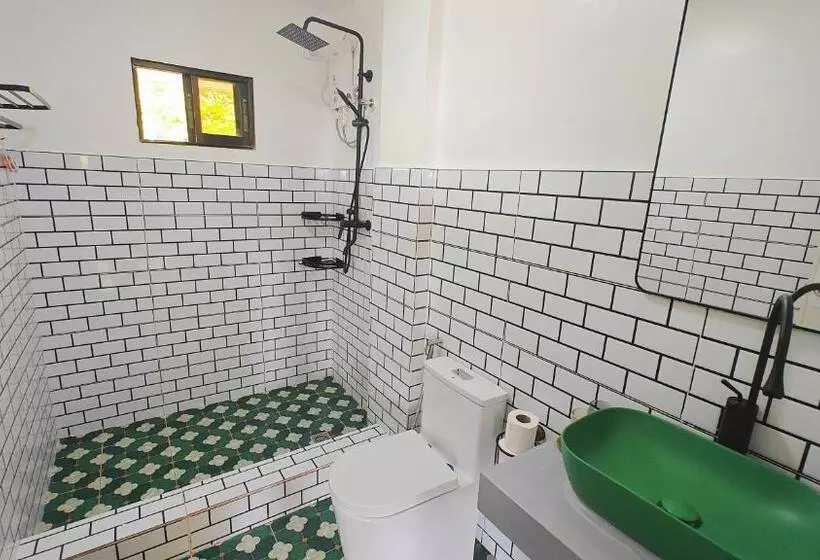 80 Bar Hostel