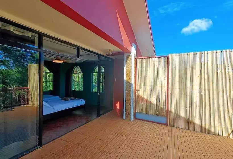80 Bar Hostel