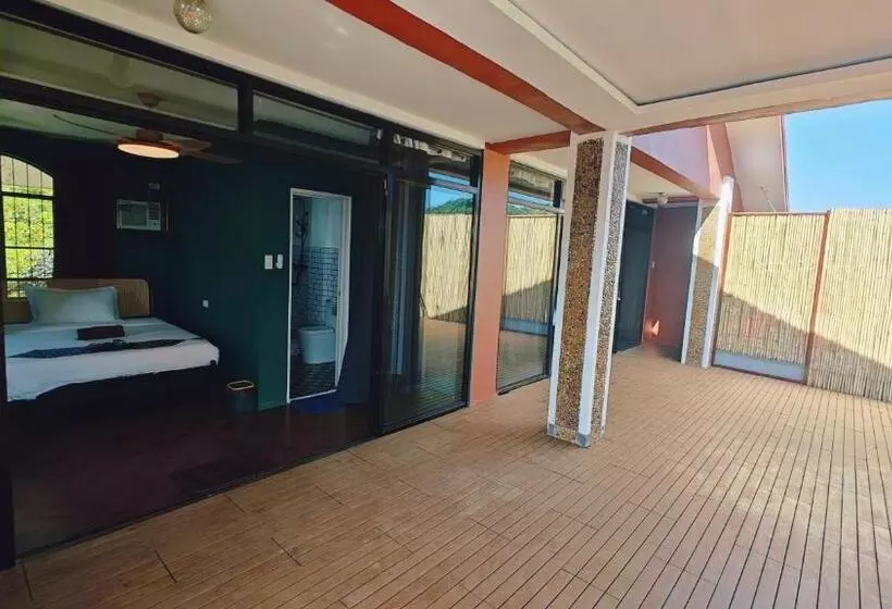 80 Bar Hostel