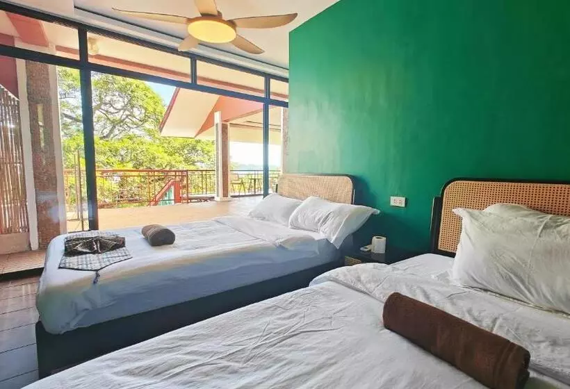 80 Bar Hostel