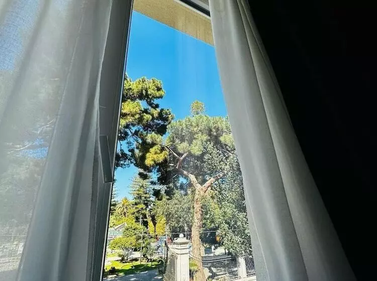 تختخواب و صبحانه Sunset Guest House