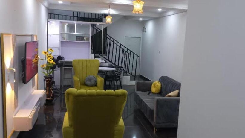 هتل Mega Pavilion Apartment Gwarinpa