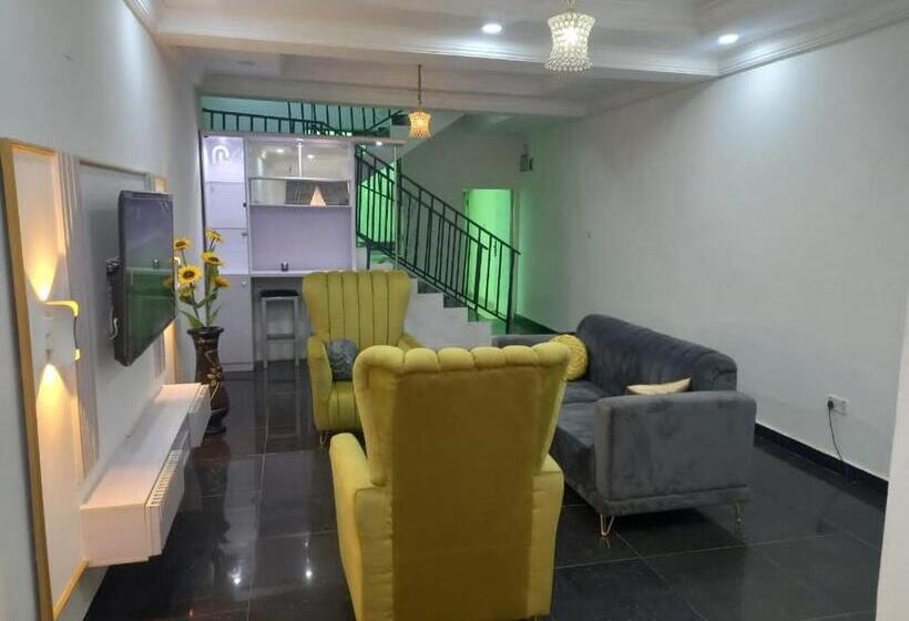 هتل Mega Pavilion Apartment Gwarinpa