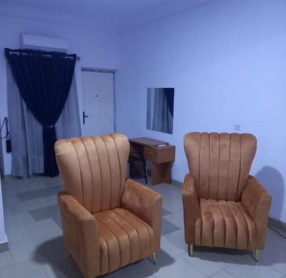 هتل Mega Pavilion Apartment Gwarinpa