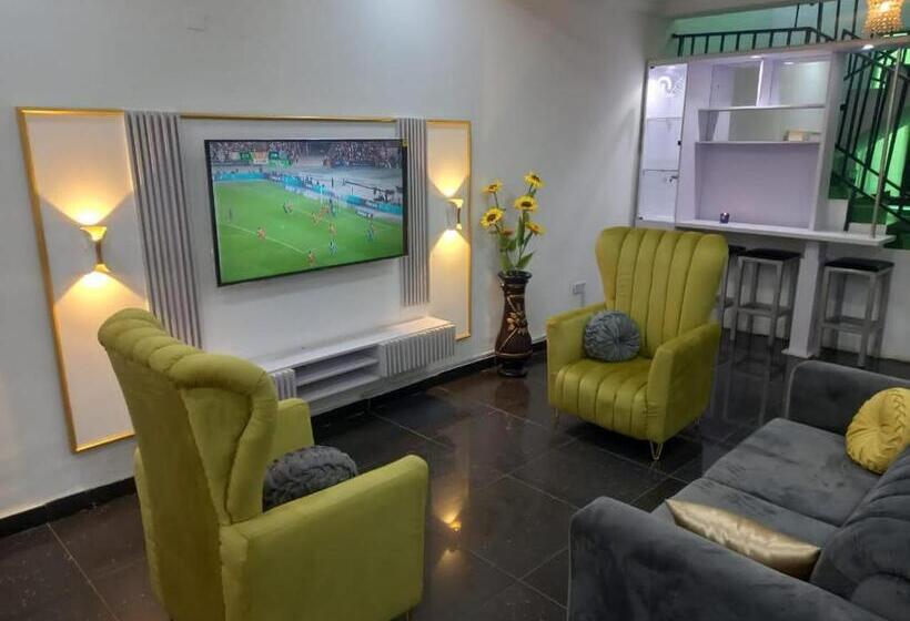 هتل Mega Pavilion Apartment Gwarinpa