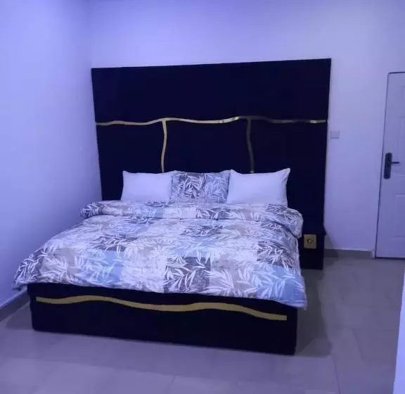 هتل Mega Pavilion Apartment Gwarinpa
