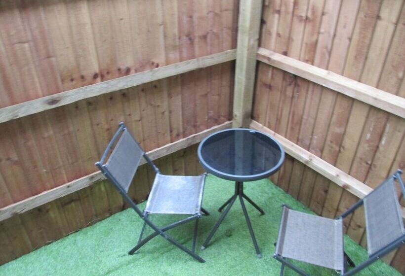 בית מלון כפרי Rooms At The Ritz Complex