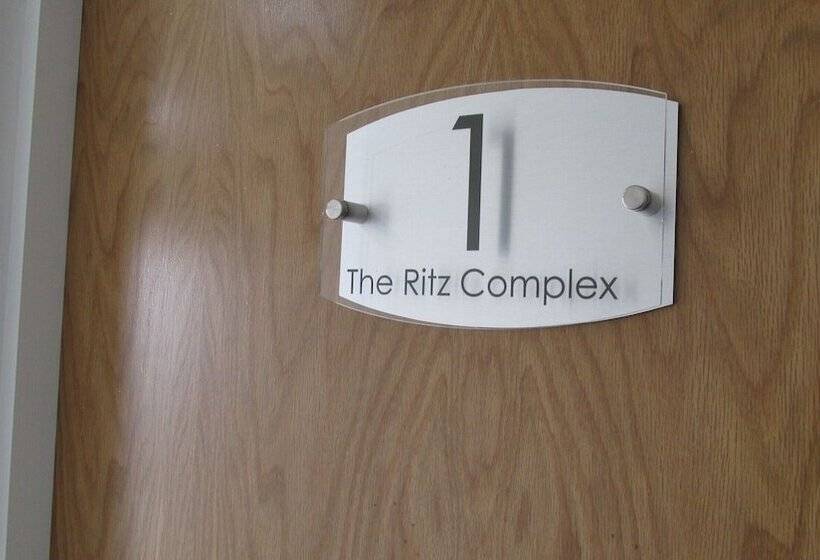 בית מלון כפרי Rooms At The Ritz Complex
