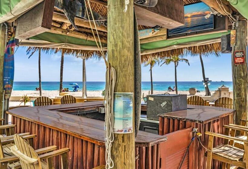 Walkabout 5 Retro Hotel On The Beach With Live Music And A Bar