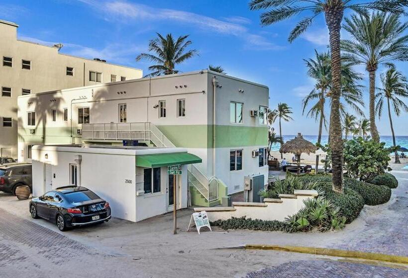 Walkabout 5 Retro Hotel On The Beach With Live Music And A Bar