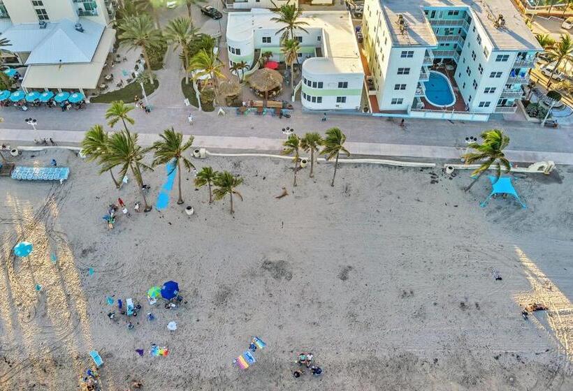 Walkabout 5 Retro Hotel On The Beach With Live Music And A Bar