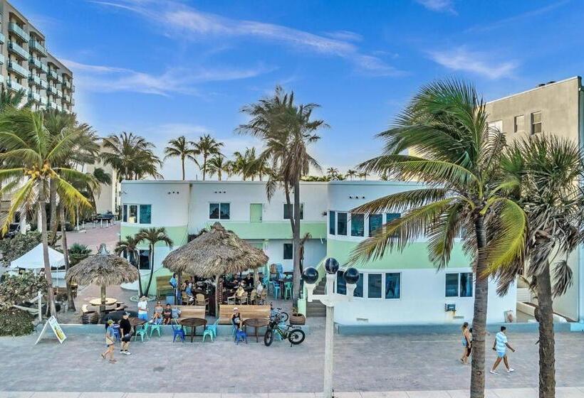 Walkabout 5 Retro Hotel On The Beach With Live Music And A Bar