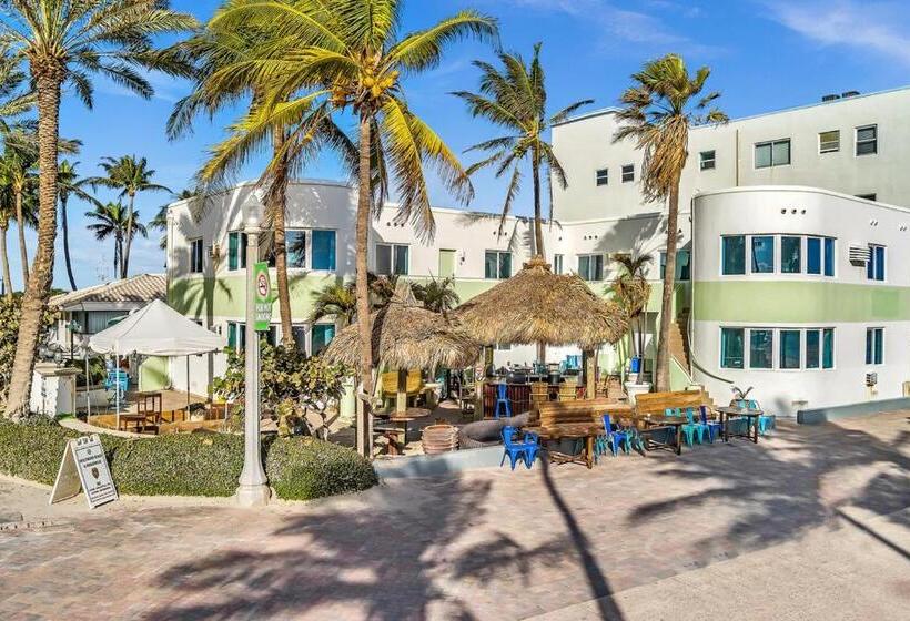 Walkabout 5 Retro Hotel On The Beach With Live Music And A Bar