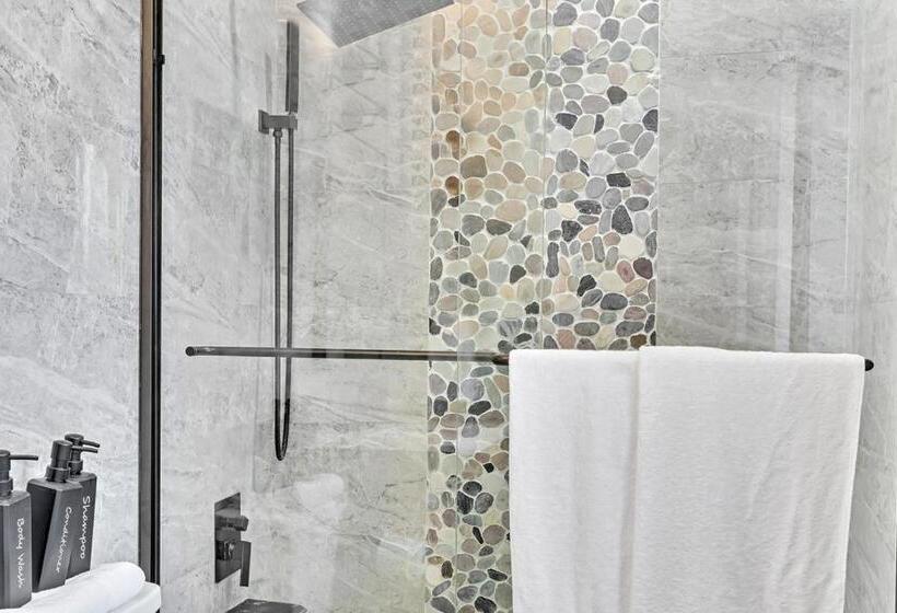 Walkabout 5 Retro Hotel On The Beach With Live Music And A Bar