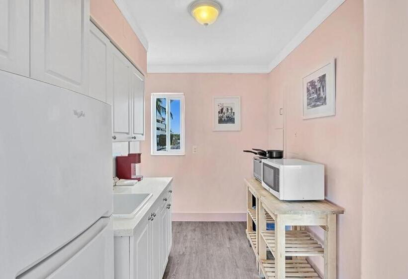 Walkabout 5 Retro Hotel On The Beach With Live Music And A Bar