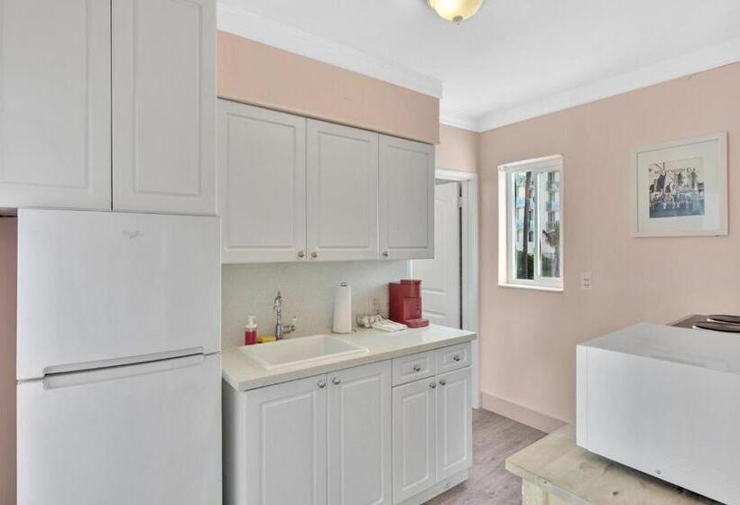 Walkabout 5 Retro Hotel On The Beach With Live Music And A Bar