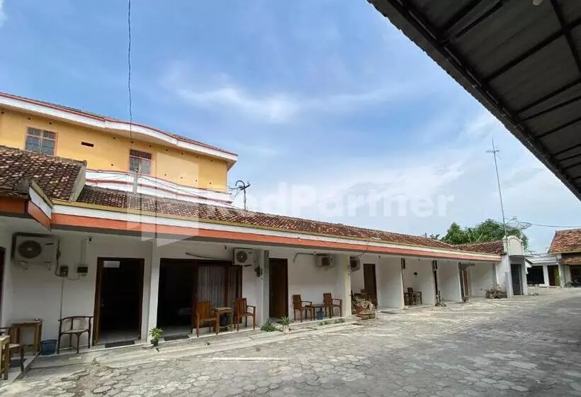 ホテル Kurnia @ Jln Pemuda Blora Redpartner