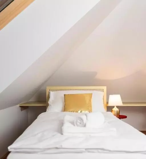 Majatalo Dům U Města Milána   Sedm Dveří, Sedm Světů