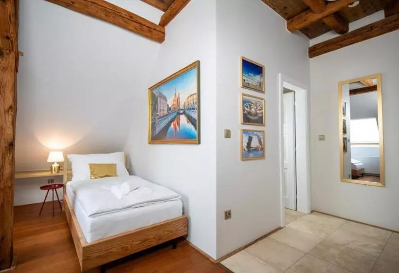 Majatalo Dům U Města Milána   Sedm Dveří, Sedm Světů