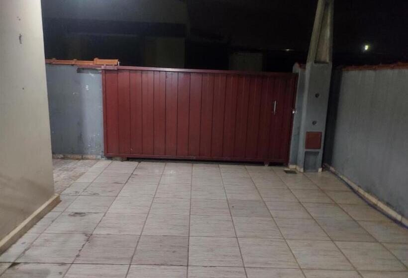 Pension (Hôtel basse catégorie) Quarto Confortavel Com Garagem