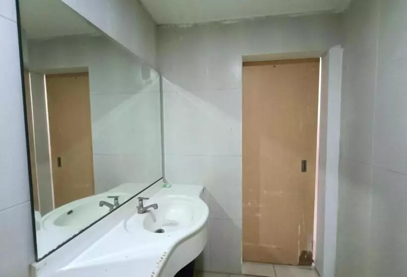 Urbanview Hotel B Liv Kendari By Reddoorz