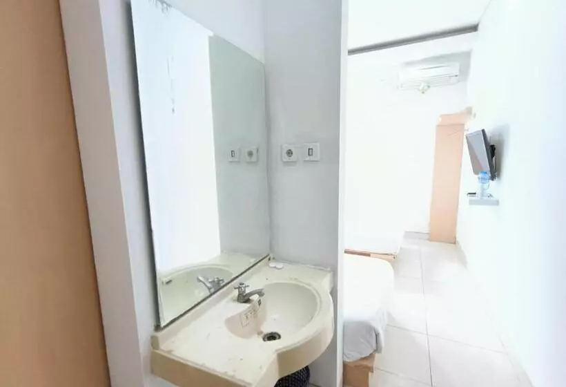 Urbanview Hotel B Liv Kendari By Reddoorz