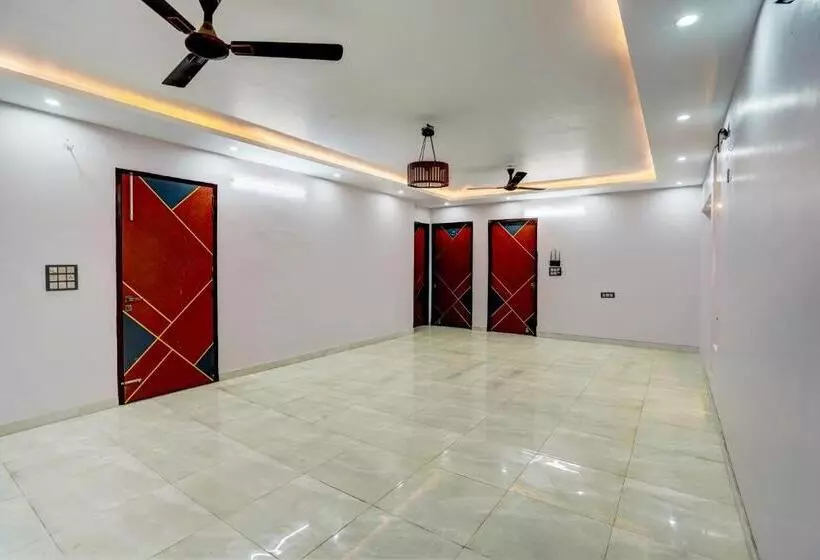 Hotelli Oyo 82107 Golden Inn