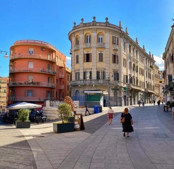 Pensió Black & White