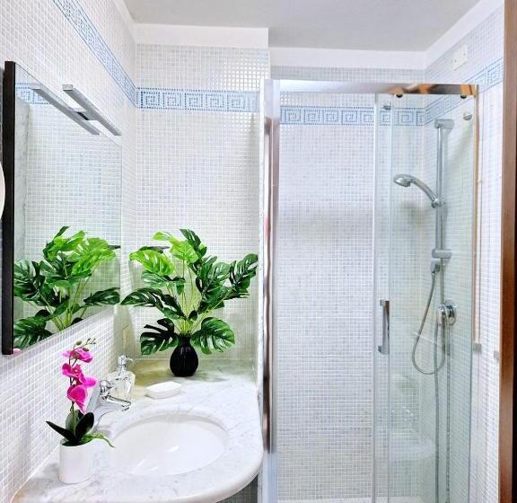 Pensió Black & White