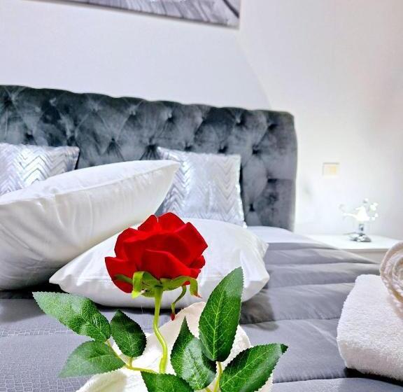 Pensió Black & White