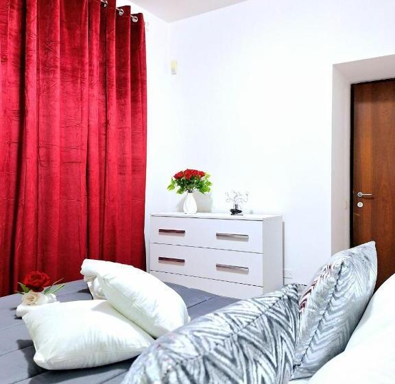 Pensió Black & White