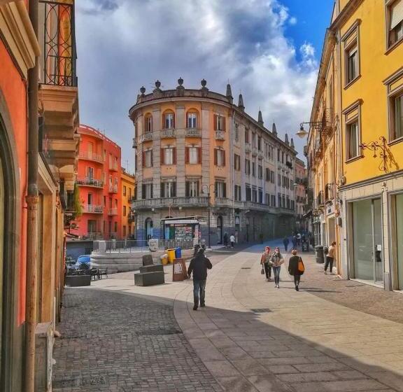 Pensió Black & White